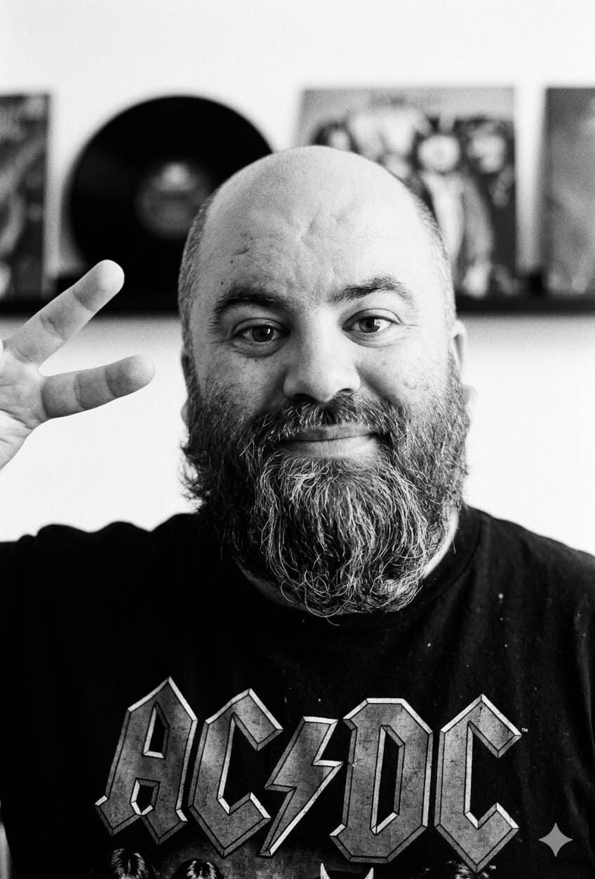 Alfredo, el Vikingo del SEO, fundador de Vitalgraph Digital, con camiseta de AC/DC