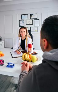 Nutricionista profesional en Alicante aplicando el Método Vital de salud integral.
