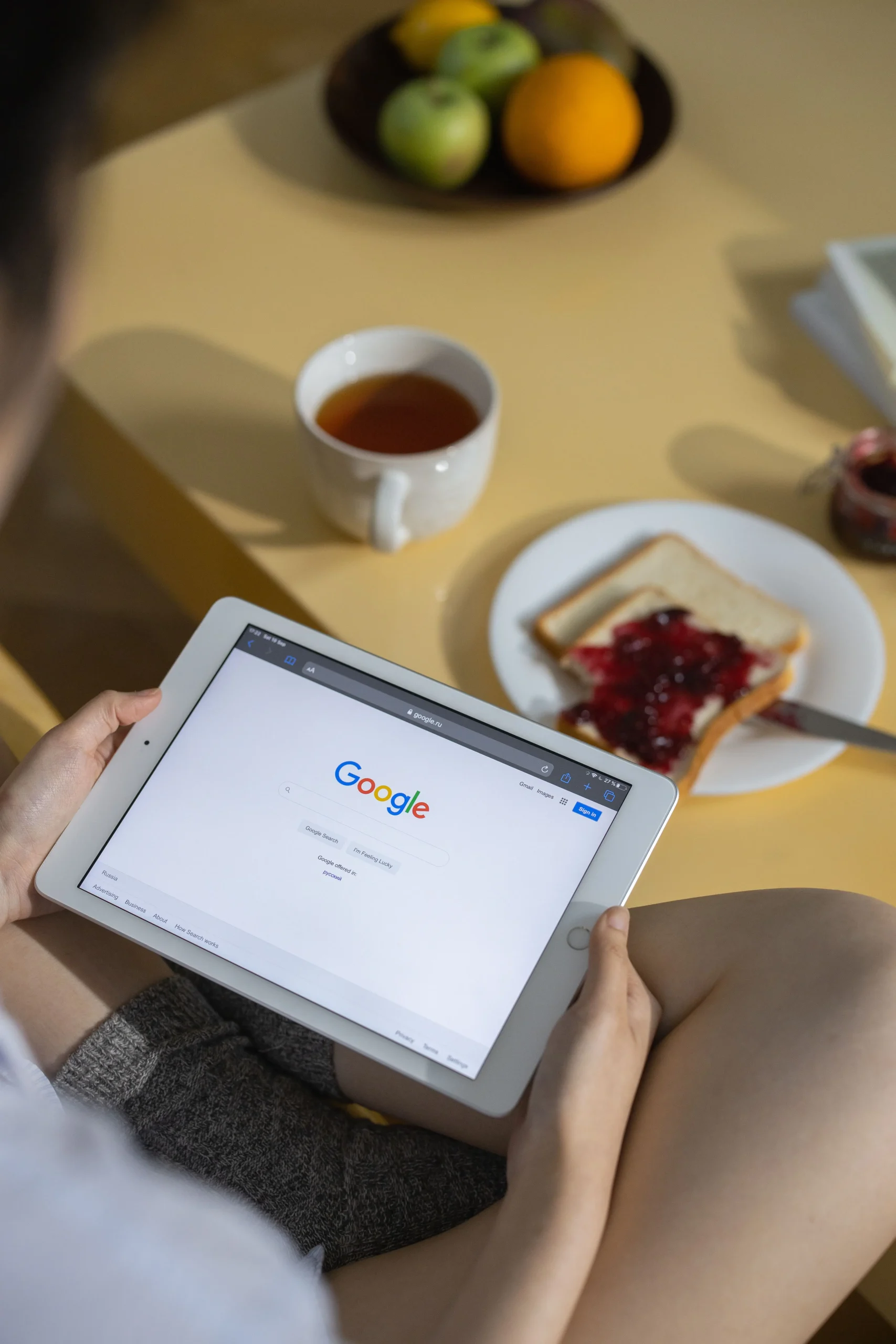 Nutricionista revisando los resultados de una campaña de Google Ads para nutricionistas